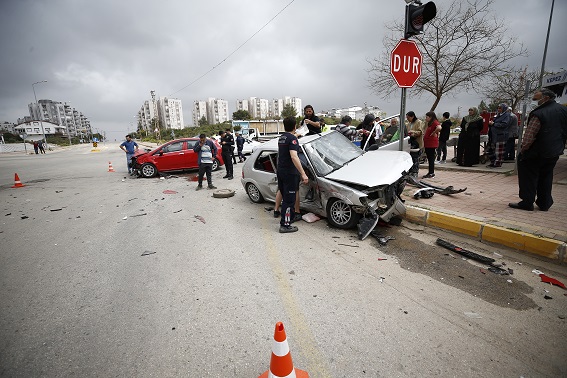 Antalya’da çarpışan iki otomobildeki 7 kişi yaralandı