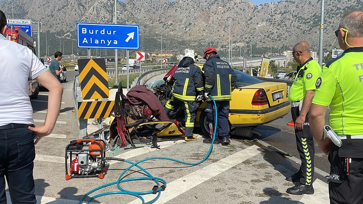 Antalya’da bariyere çarpan taksinin sürücüsü öldü
