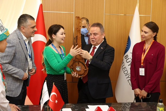Dünya Çocukları Başkan Böcek’i Ziyaret etti
