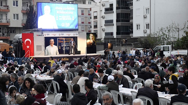 Muratpaşa’nın iftar sofrasında insanlar buluşuyor