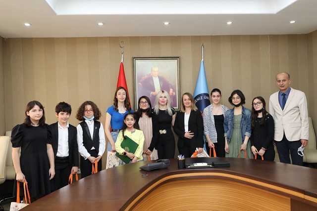 Ödüllü konservatuvar öğrencilerinden Rektör Özkan’a ziyaret
