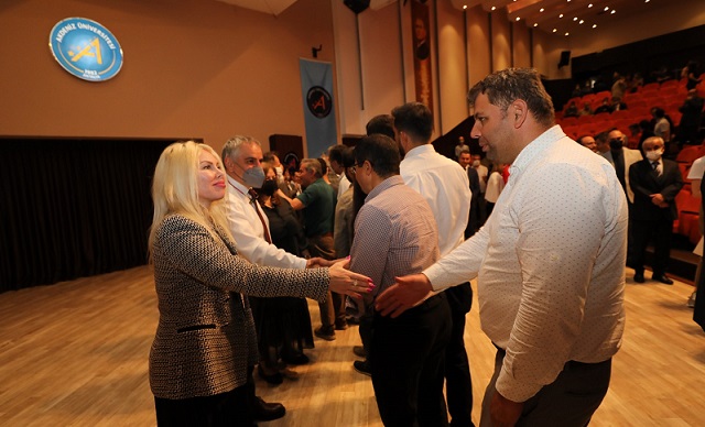 Üniversitede bayramlaşma sevinci