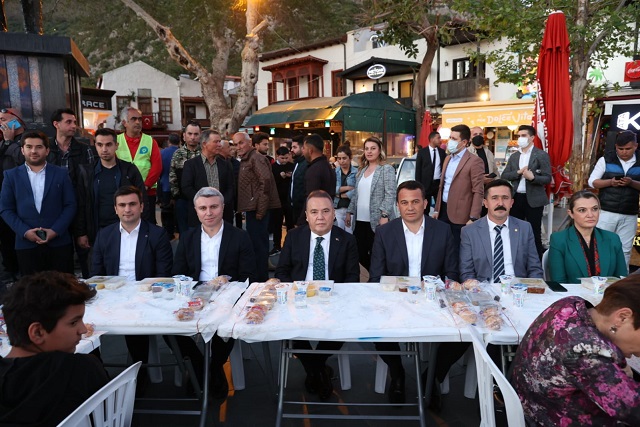 Başkan Böcek Kaş’ta muhtar ve STK temsilcileriyle buluştu