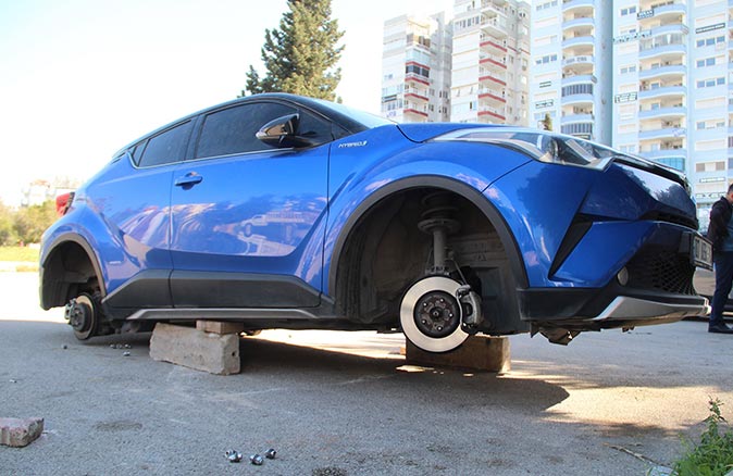 Antalya’da park halindeki otomobilin lastikleri çalındı