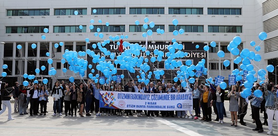 Otizme farkındalık için mavi balon uçurdular