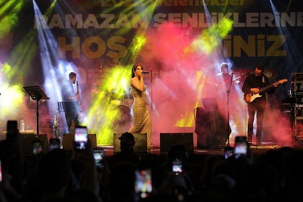 Antalya’da Ramazan etkinliklerinde Ece Mumay coşkusu