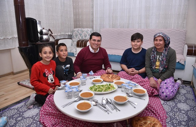 Tütüncü, gönül kapılarını çalıyor