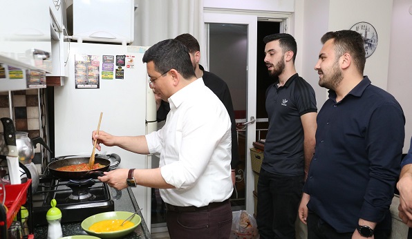 Tütüncü, öğrenci sahur konuğu oldu