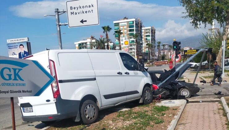 Antalya’da banka para nakil aracıyla otomobil çarpıştı, 4 kişi yaralandı