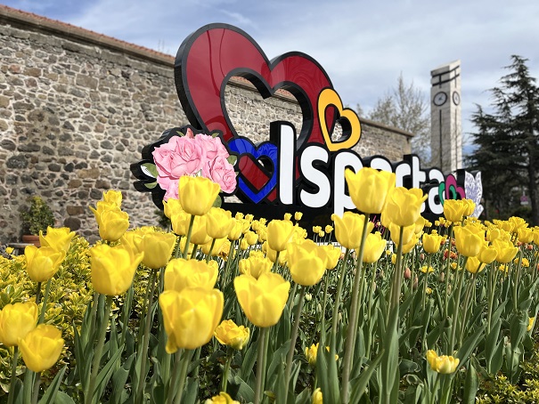 Isparta’da dikilen laleler şehri renklendirdi
