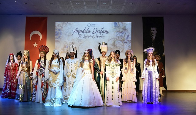 AÜ’de Kültürel mirasa defile ile dikkat çekti