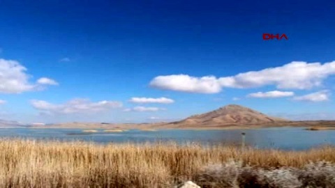 Su tutmaya başlayan Karataş Gölü’ndeki atıklar endişelendiriyor