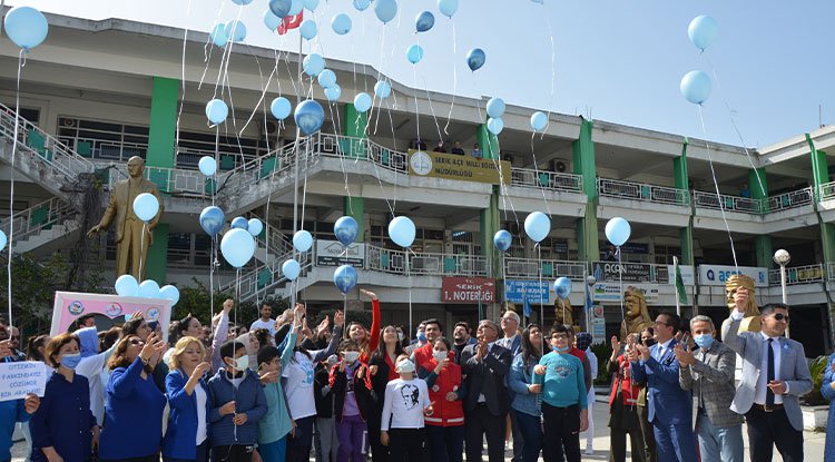 Serik’te otizmli çocuklar ve aileleri gök yüzüne mavi balon bıraktı