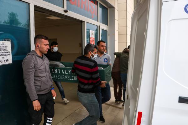 Antalya’da kamyonun altında kalan çocuğun cenazesi adli tıptan alındı