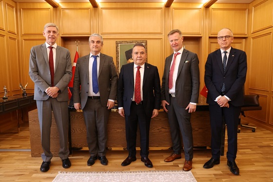 Başkan Böcek büyükelçi ve konsolosları ağırladı