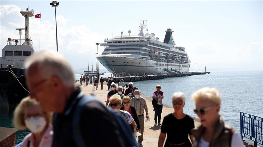 Alanya’ya yılın ilk kruvaziyeri geldi