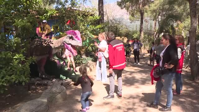Ukraynalı savaş mağduru çocuklar Dinopark’ta eğlendi