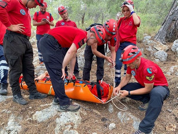 Babadağ’dan yamaç paraşütüyle atlayan Rus turist, kayalıklara düşerek yaralandı