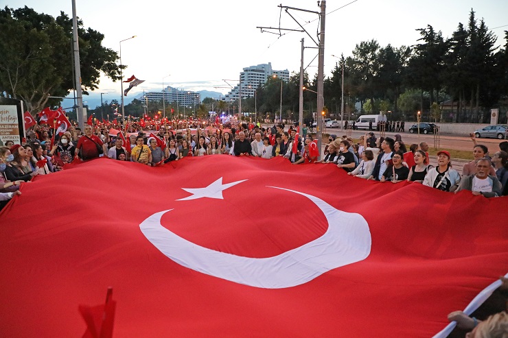 Binlerce kişi fener alayı ve konserde buluştu