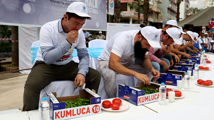 En çok acı biberi yemek için yarıştılar