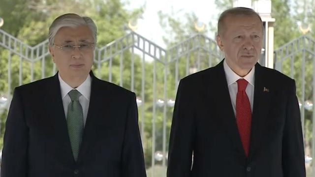 Cumhurbaşkanı Erdoğan, Kazakistan Cumhurbaşkanı Tokayev’i resmi törenle karşıladı