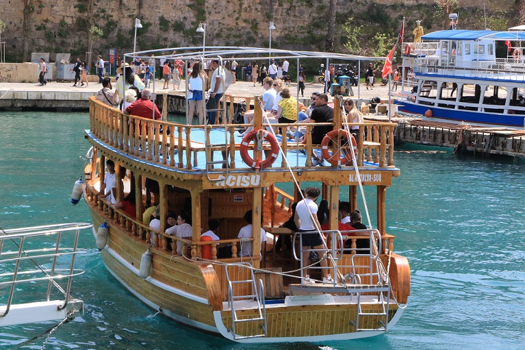 Antalya’da bayram dolayısıyla tekne turlarında yoğunluk yaşandı