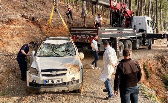 Alanya’da şarampole yuvarlanan otomobilin sürücüsü öldü