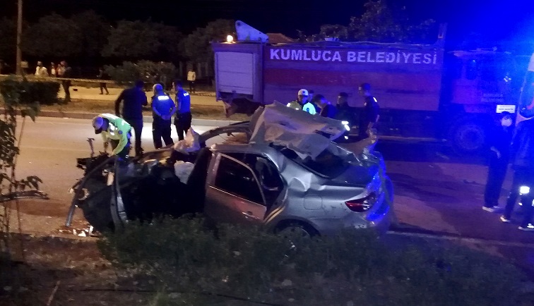 Antalya’da su tankerine çarpan otomobildeki kişi hayatını kaybetti