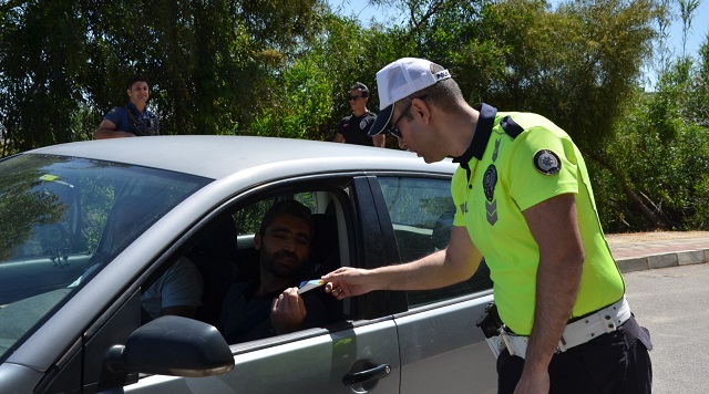 Serik’te hatalı sürücüler “kırmızı düdük” ile uyarıldı