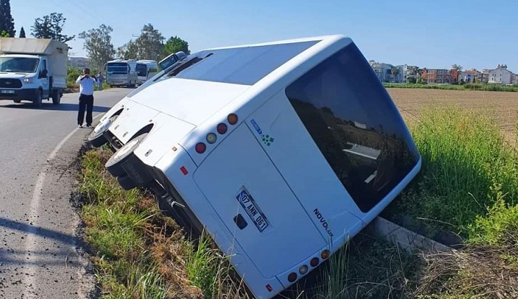 Serik’te yoldan çıkan servis midibüsündeki 4 kişi yaralandı