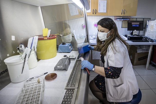 Hayata küsmeyip çalışmaya devam eden doktor Canan kanseri yendi