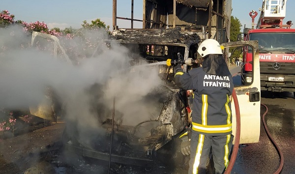 Antalya’da seyir halindeyken alev alan kamyonet kullanılamaz hale geldi
