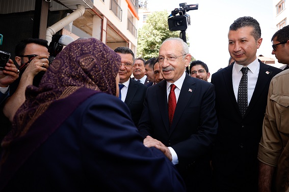 CHP Genel Başkanı Kılıçdaroğlu, Burdur’un Bucak ilçesinde partisine katılanlara rozet taktı