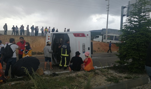 Antalya’da turistleri taşıyan midibüsün devrilmesi sonucu 22 kişi yaralandı