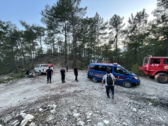 Alanya’da ormanlık alanda çıkan yangın söndürüldü