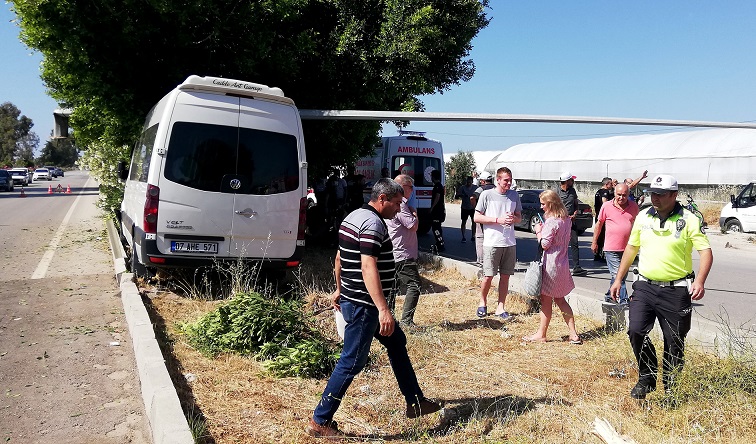 Antalya’da refüjdeki ağaçlara çarpan tur minibüsündeki 12 kişi yaralandı