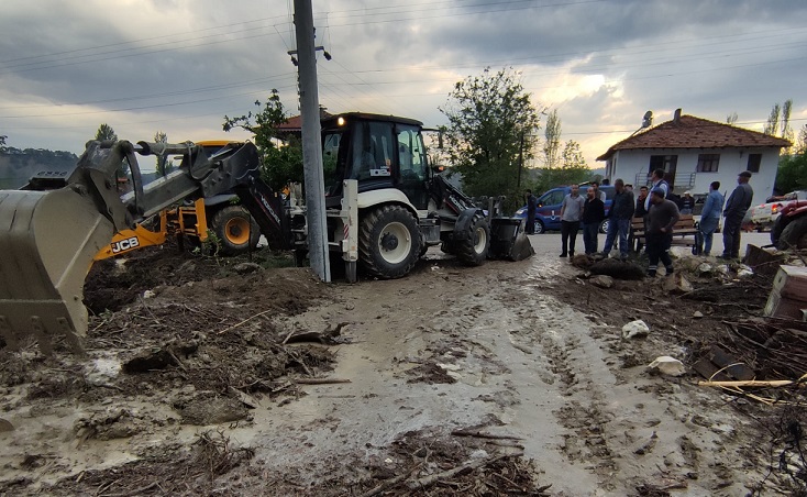 Korkuteli’nde sağanak yağış 2 mahallede su baskınlarına neden oldu