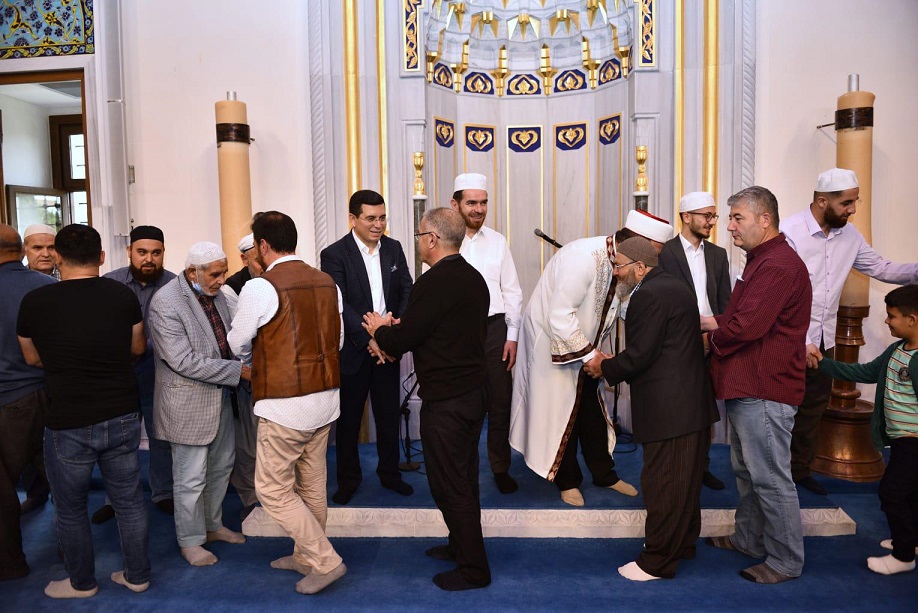 Tütüncü, bayram sabahı hemşehrileriyle kucaklaştı