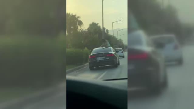 Alanya’da otomobilin üstünde tehlikeli yolculuk