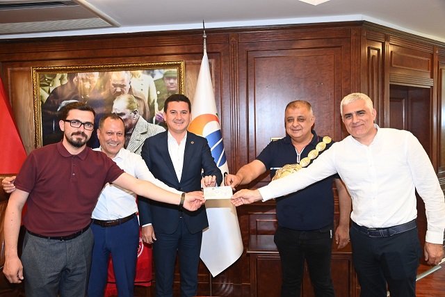 Kumluca yağlı pehlivan güreşleri’nin 4. kez ağası niyazi çiftçi’ye altın kemer