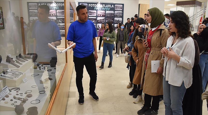 Üniversite öğrencileri derslerini tarihi ve kültürel mekanlarda işliyor