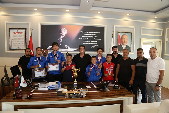 Başkan Genç Şampiyon Güreşçileri ağırladı
