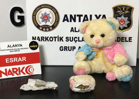 Alanya’da oyuncak ayı içinden uyuşturucu çıktı
