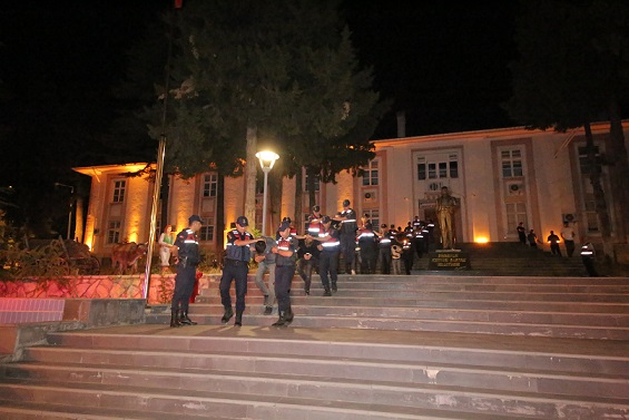 Yoldaki demir bariyerleri çalan 10 zanlıdan 4’ü tutuklandı