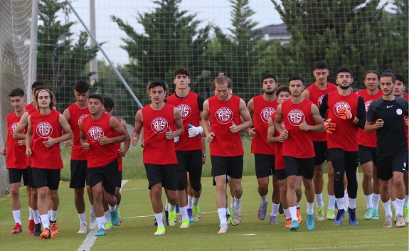 Nuri Şahin, yeni sezon öncesi ilk mesaiye genç futbolcularla çıktı