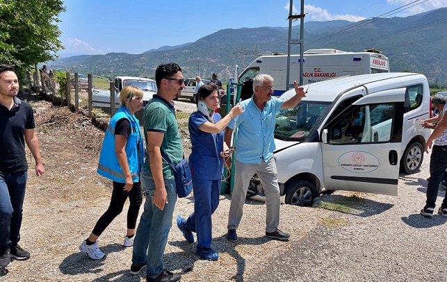 Sağlıkçıları taşıyan araçla otomobilin çarpışması nedeniyle 6 kişi yaralandı