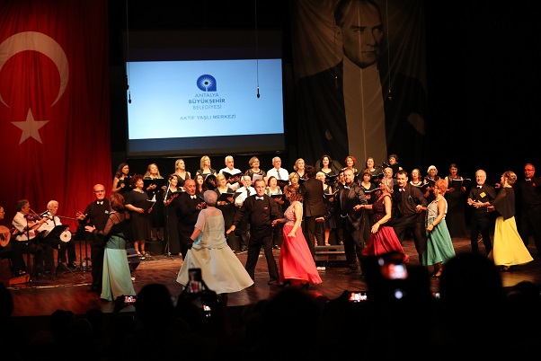 Yaşlı bireyler dans gösterisiyle büyüledi