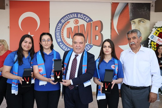 Başkan Böcek öğrencilerin karne heyecanına ortak oldu