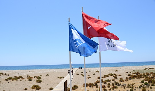 Kumluca’da Üç halk plajı mavi bayrak denetimini başarıyla geçti