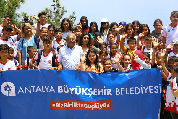 Kırsaldaki gençler Antalya’yı geziyor